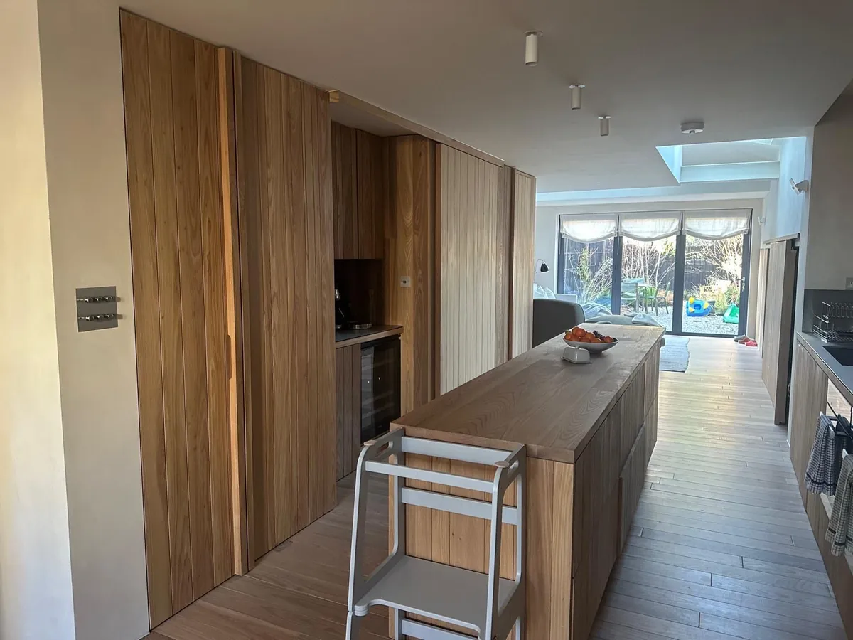 Elm Island, Oak Worktop — AKL Joinery, London